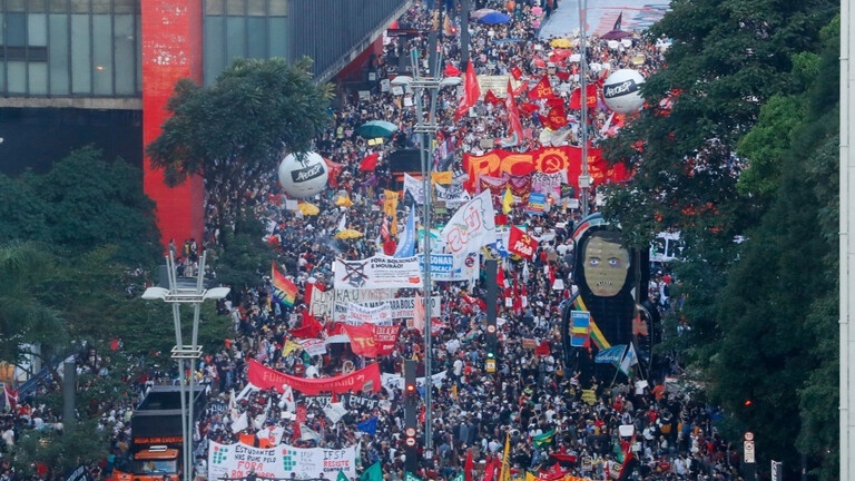 المئات يتظاهرون ضد الرئيس في البرازيل