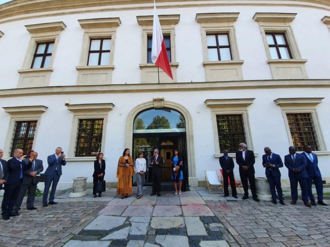 سفارة فلسطين في بولندا تنظم جولة للدبلوماسيين في معرض &quot;كل يوم يوم مقاومة&quot;