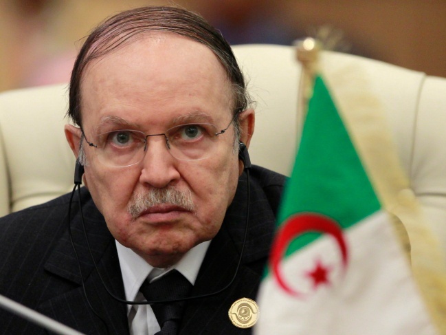الجزائر تنكس الأعلام ثلاثة أيام حدادا على بوتفليقة