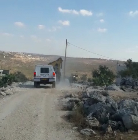 الاحتلال يصادر جرافة غرب سلفيت