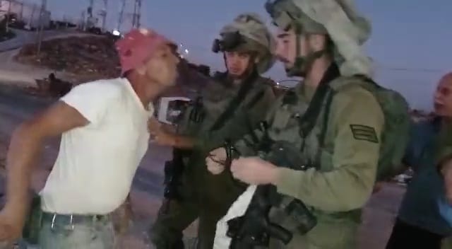 (فيديو) جيش الاحتلال يعتدي على عائلة في الخليل ويعتقل أحد أفرادها