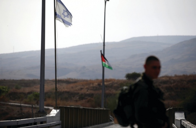 قناة إسرائيلية: لقاء سري بين لابيد وملك الأردن