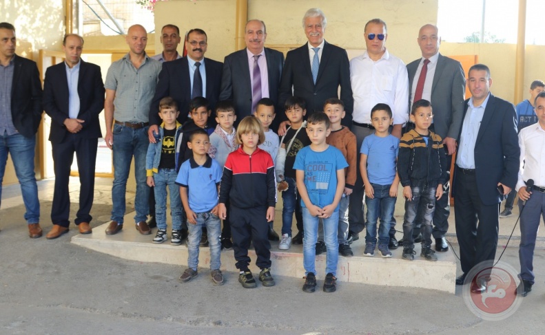  وزير التربية يساند المدرسة الإبراهيمية في الخليل ويشارك طلبتها الطابور الصباحي 