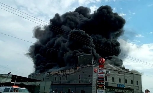 قلنسوة- إخلاء المئات من مجمع تجاري إثر اندلاع حريق