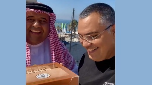 انتقادات واسعة لمواطن بحريني قدم هدية لأفيخاي أدرعي