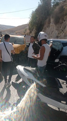 إصابة 4 مواطنين بحادث سير في طريق واد النار