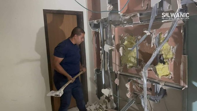 مقدسيون يهدمون منازلهم بأيديهم.. &quot;الاحتلال يهدم الذكريات والأحلام&quot;