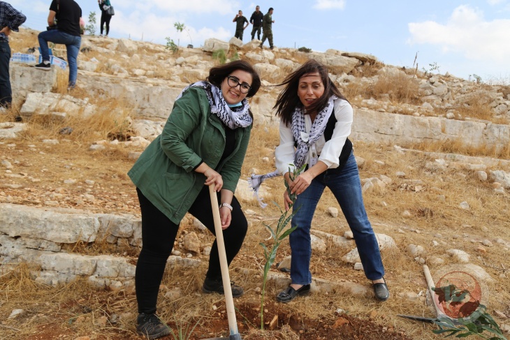 زراعة أشجار بمناسبة اليوم الوطني للمرأة في قرية رمون شرق رام الله