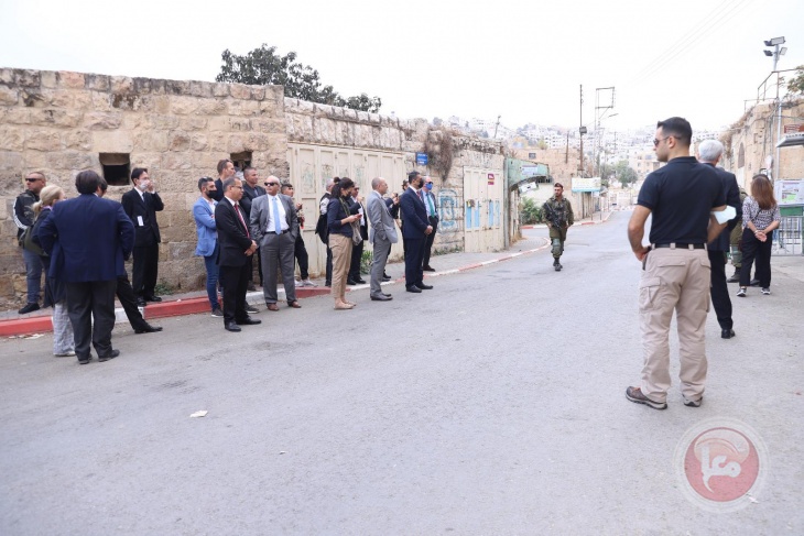 الخليل.. الاحتلال يمنع دبلوماسيين غربيين من الوصول إلى شارع الشهداء 