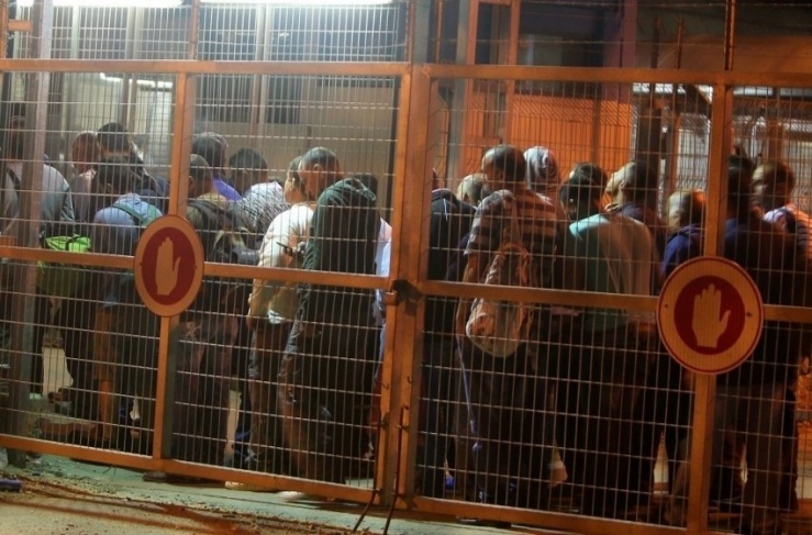 الاحتلال يعتقل 73 فلسطينيا عند معبر &quot;ميتار&quot;