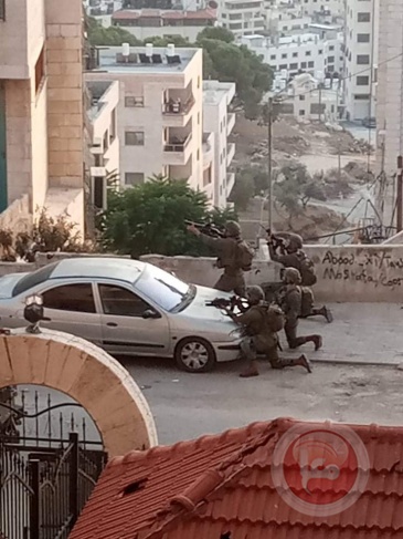 قوات خاصة تعتقل مواطنا وإصابات خلال مواجهات بنابلس