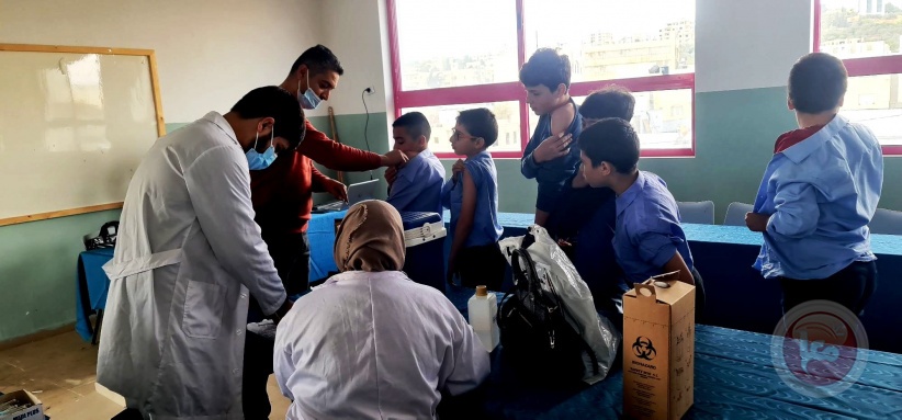 مشاهد من حملة تطعيم الطلبة في مدرسة الخلفاء الراشدين في مدينة الدوحة