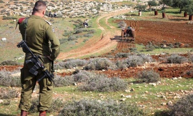 The occupation storms villages and seizes an agricultural tractor in Jenin