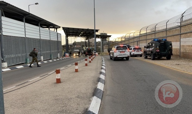اعتقال فلسطيني بزعم حيازته سكينا عند حاجز الجيب