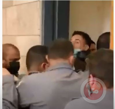 فيديو- الاعتداء على اسرى نفق الحرية اثناء محاكمتهم