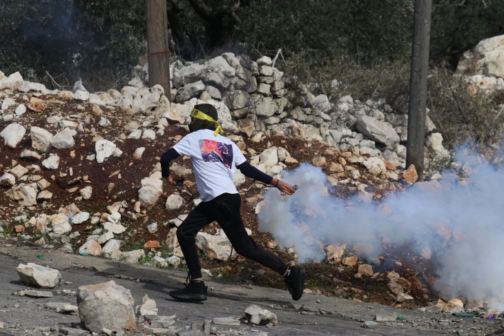 اصابة 6 شبان برصاص الاحتلال والعشرات بالاختناق خلال قمع مسيرة كفر قدوم