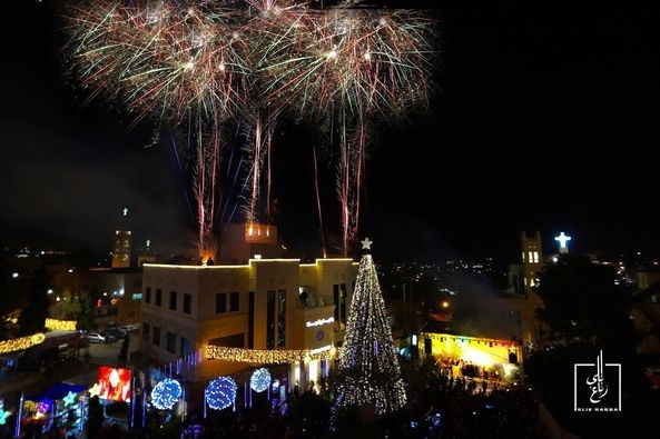 بيت جالا تحتفل بإضاءة شجرة الميلاد