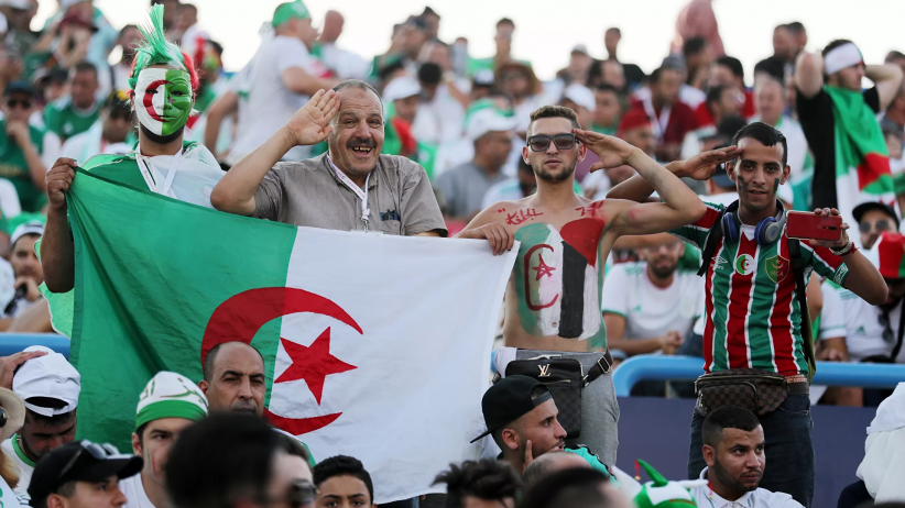 وفاة اللاعب الجزائري سفيان لوكار في الملعب إثر إصابته بأزمة قلبية