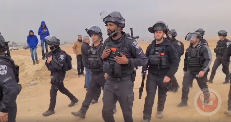فيديو- السلطات الإسرائيلية تدفع بقوات معززة وتواصل تجريف الأراضي في النقب