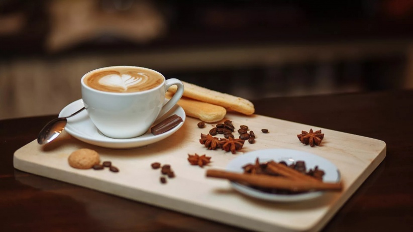 خبيرة تحذر من عادة خطيرة في شرب القهوة
