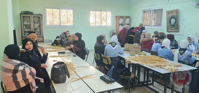 &quot;حكي القرايا&quot; تنظم ورشة عمل لصناعة صواني القش في مدرسة بيت ليد