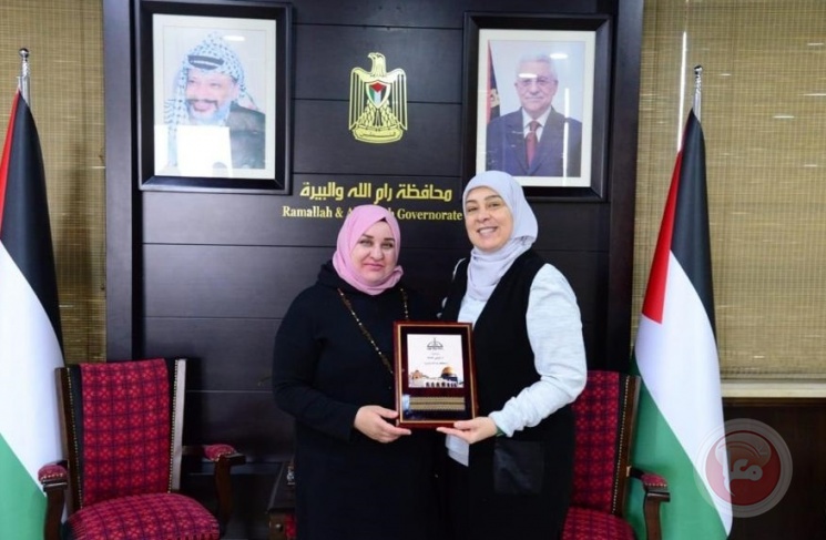 غنام تكرم المعلمة عبير حامد صاحبة المبادرة المتوجة بلقب أفضل مبادرة عربية عالميًّا