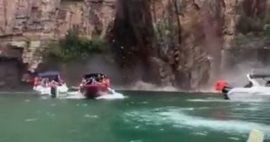 مصرع 7 سياح.. شاهد انهيار كتلة صخرية على قوارب في البرازيل