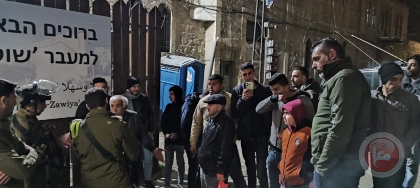 احتجاحا على احتجاز فتى.. اعتصام للاهالي على مدخل شارع الشهداء