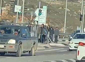 حملة اعتقالات في الضفة - المستوطنون يرشقون السيارات بالحجارة قرب رام الله 