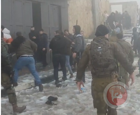 مستوطنون بحماية جنود الاحتلال يهاجمون الشبان في الخليل​​​​​​​
