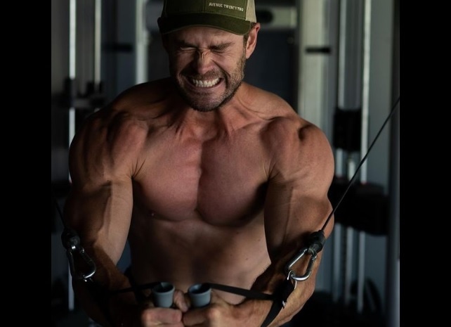 كريس هيمسوورث يستعرض عضلاته تزامنا مع تصوير &quot;Extraction 2&quot;