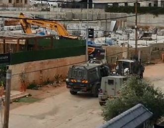 الاحتلال يردم بئرا جوفيا في بيت ليد شرق طولكرم