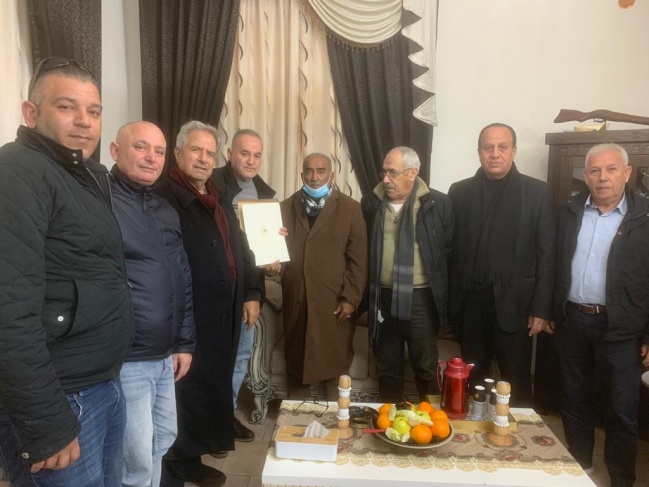 وفد يمثل الرئيس يقدم واجب العزاء لعائلة الاسير المحرر خليل شناعه من قرية النحف 