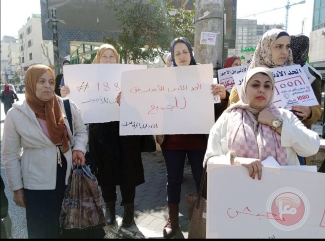 وقفة في الخليل مطالبة بالالتزام بالحد الادنى للأجور 