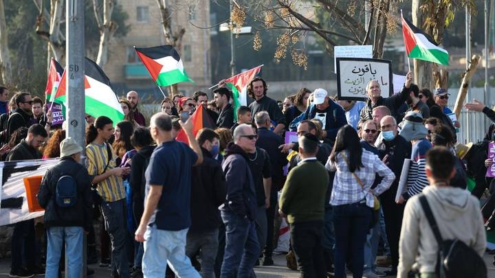 اعتقال 4  فلسطينيين- الاعتداء على أهالي حي الشيخ جراح والمتظاهرين