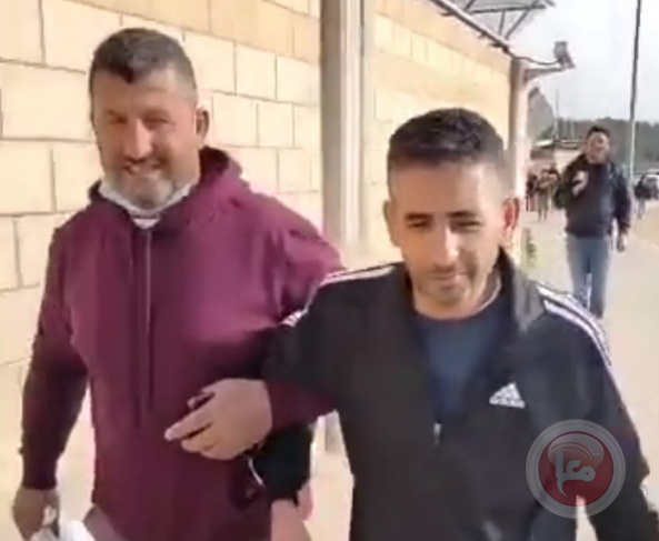 الاسيران هشام أبو هواش ومقداد القواسمة يعانقان الحرية