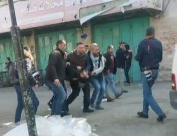  اصابات خلال مواجهات وسط الخليل 