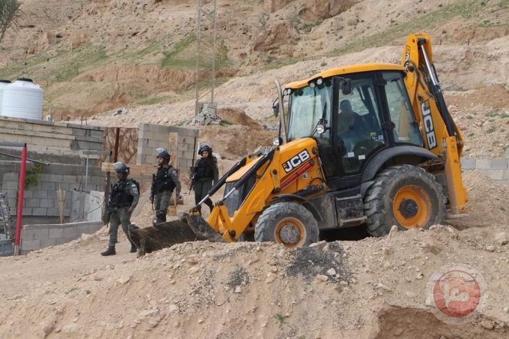 الاحتلال يخطر عشرات المنازل بوقف البناء ويهدم سورا استناديا في أريحا