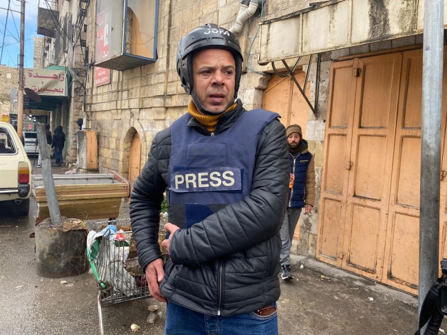 جنود الاحتلال يطلقون الرصاص المطاطي على الصحفي مأمون وزوز