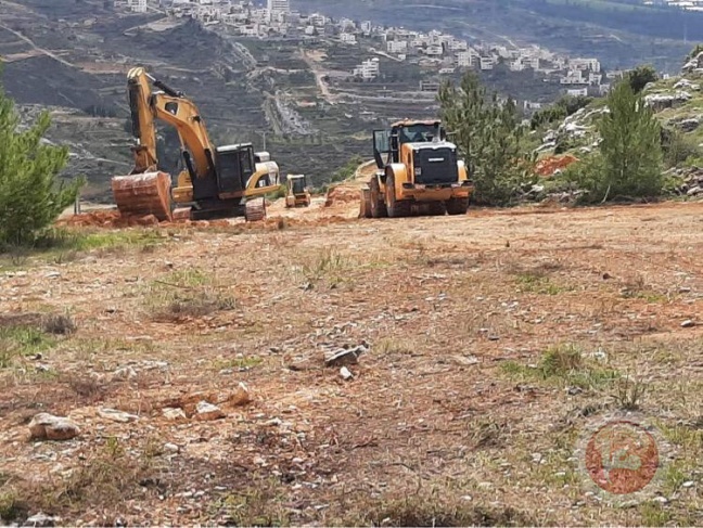 الاحتلال يجرف اراضٍ لشق طريق استيطاني غرب سلفيت
