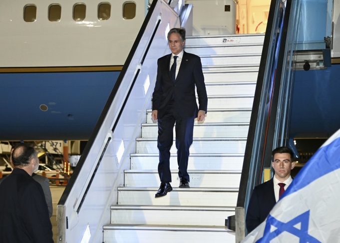 The US Secretary of State arrives in Israel in a hurry