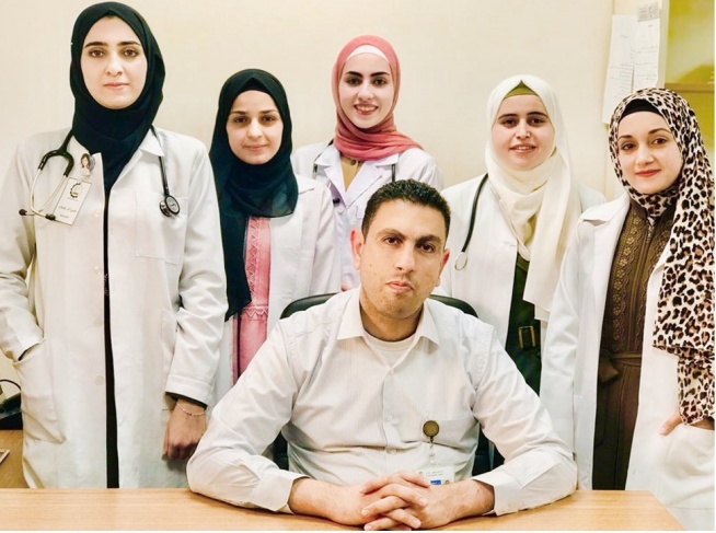 طلبة من كلية الطب وعلوم الصحة بجامعة بوليتكنك فلسطين ينشرون بحثاً مُشتركاً مع المستشفى الأهلي في مرحلة الدراسات السريرية