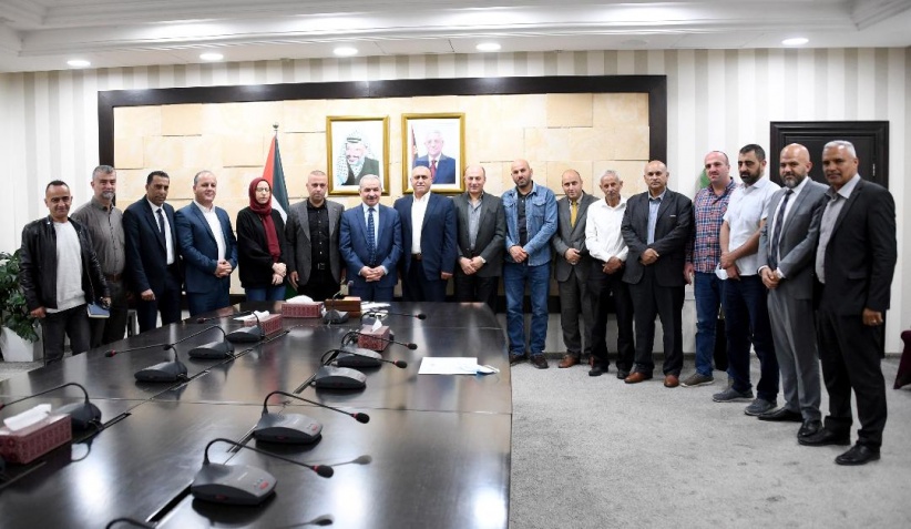أشاد بصمود أهلها.. اشتية يستقبل وفدا من فعاليات جنين