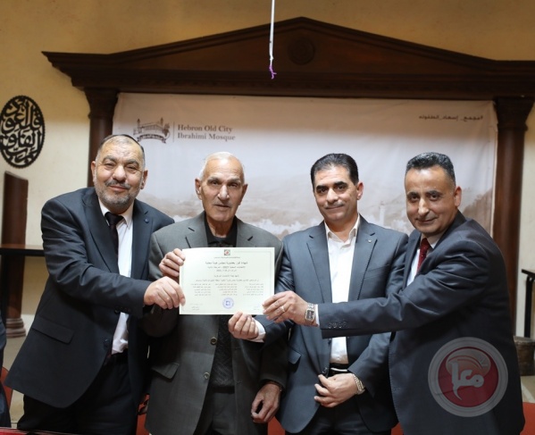 أبو سنينة يتسلم إدارة بلدية الخليل رسمياً