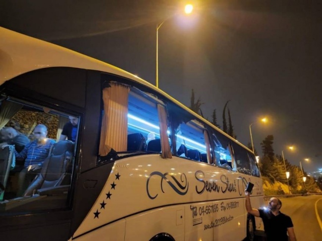 صور- إصابات في هجوم للمستوطنين على حافلة تقل مصلين في القدس