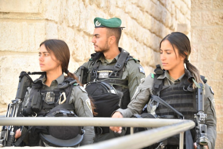 قوات الاحتلال تعتقل فتيين من البلدة القديمة
