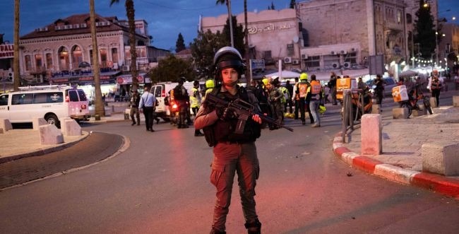 صلوات على عتبات الاقصى.. منع الشبان من الدخول إليه 