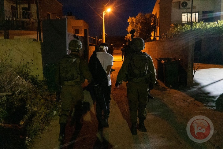 قوات الاحتلال تعتقل 21 مواطنا من الضفة وغزة