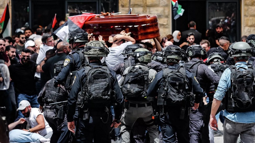 قناة عبرية: قلق إسرائيلي من الإدانات الدولية للعنف في جنازة أبو عاقلة