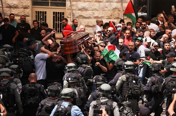 غضب لدى الشرطة الإسرائيلية بسبب إجبارها على إجراء تحقيق في أحداث جنازة أبو عاقلة